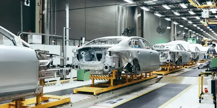 Modular cleanroom walls in automotive manufacturing facility
